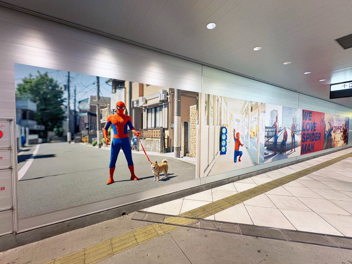 渋谷駅東口地下広場に映画『#スパイダーマン』の広告が掲出されてい 