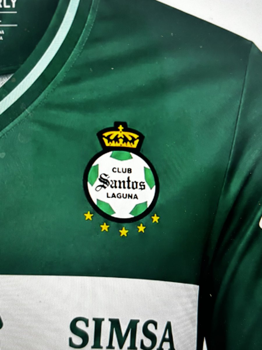 emigonzik's tweet photo. @condormc1 el cuello sigue igual, es más porque los pendejos de santosshop usaron ia en esa foto, ve hasta tenemos 5 estrellas https://t.co/QoC65ph5Kc