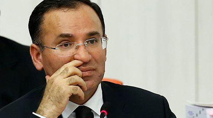AustraliaZaman's tweet photo. AKP’li Bekir Bozdağ’ın 15 Temmuz yalanı:Karar gazetesi yazarı ayrıntıyı fark etti 
@https://x.com/AustraliaZaman
Karar yazarı Elif Çakır, Bekir Bozdağ’ın 15 Temmuz gecesi Cumhurbaşkanı Erdoğan’ın evinin güvenliği için talimat verdiğini söylediği Selami Altınok’un o tarihte İstanbul’da değil, Bursa’da görev yaptığını belirterek anlatının gerçeği yansıtmadığını yazdı.
https://t.co/ogqVWAdzAW