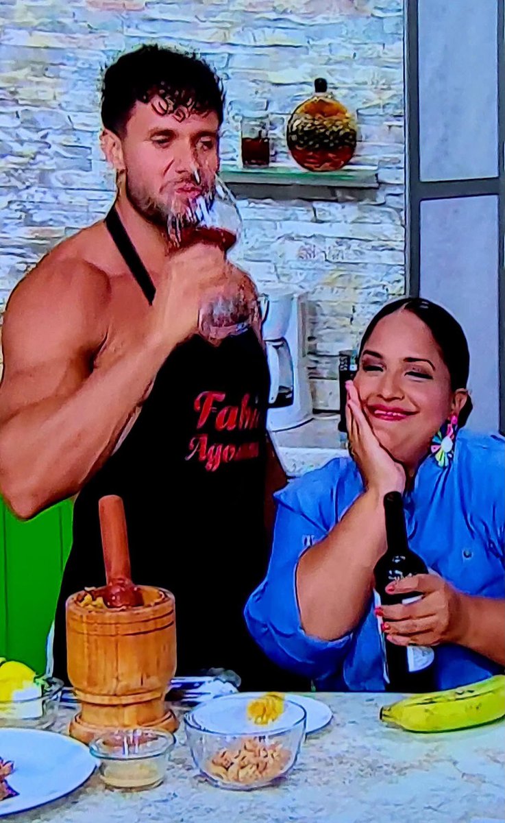 anamarcano07's tweet photo. Fabio Agostini cocinando con la chef de @hoydia 

#TeamFabio 
#FabioAgostini https://t.co/pzXNISEi6V