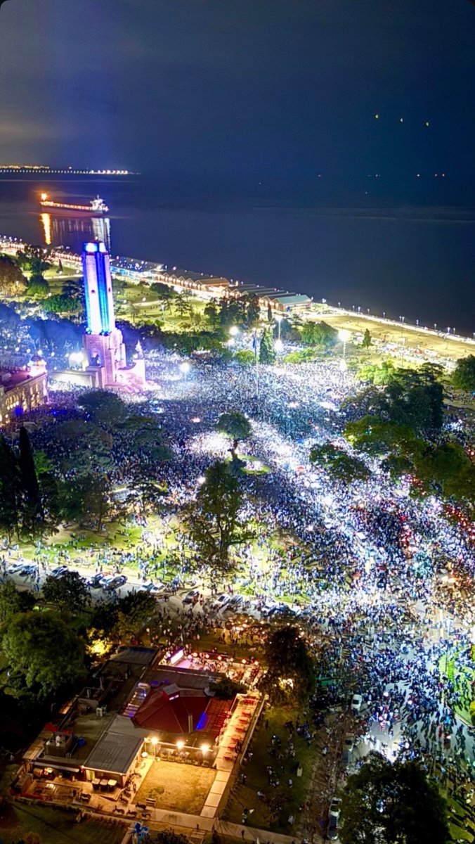 Luciano434's tweet photo. Una locura en el monumento!!!! Foto de MariaFerc14 https://t.co/asIVlicX8m