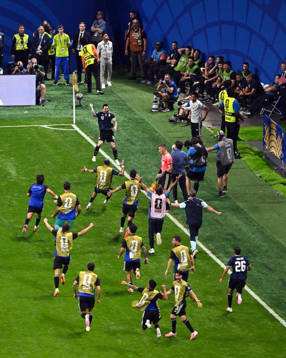 mvcciido_szn's tweet photo. "Messi can't do it without Xavi"
"Messi can't do it without Iniesta"
"Messi can't do it without Neymar"
"Messi can't do it without Di Maria"
"Messi can't do it outside Barcelona"
"Messi can't win an international trophy"

all agenda is dead now https://t.co/K0uKJh25sY