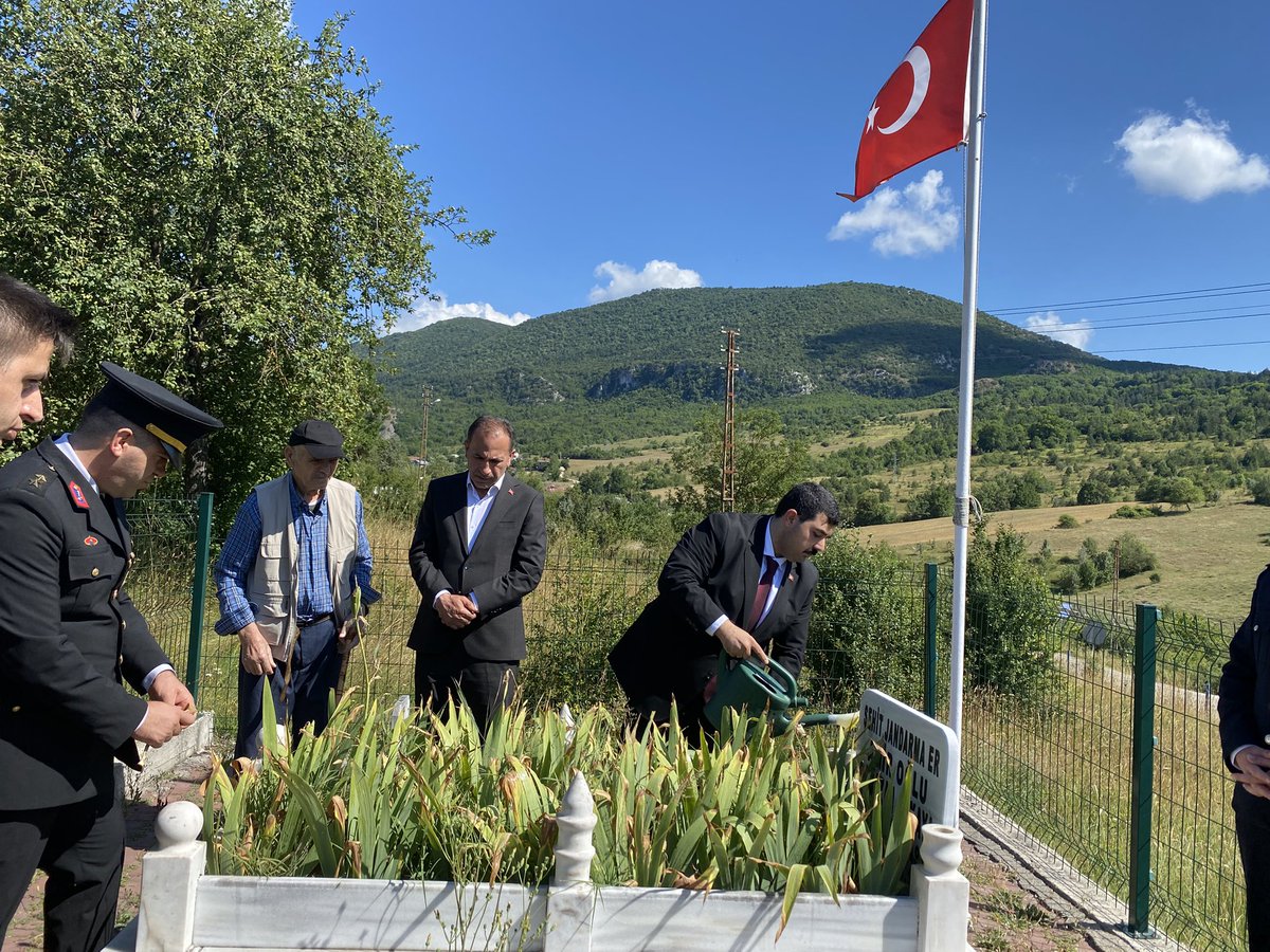37pinarbasi37's tweet photo. 🇹🇷 İrade Bizim, Zafer Bizim

15 Temmuz Demokrasi ve Milli Birlik Günü dolayısıyla Şehitlerimizin kabirleri ziyaret edildi.

Kaymakamımız Sayın Ahmet Dursun TULGA, Belediye Başkanı Sayın Serkan ARI, ilgili kurum amirleri ve şehit yakınlarımızın katılımıyla gerçekleştirilen ziyaret https://t.co/NBibrTxies