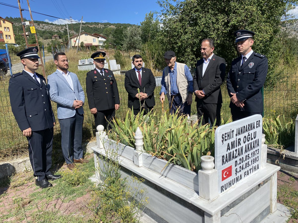 37pinarbasi37's tweet photo. 🇹🇷 İrade Bizim, Zafer Bizim

15 Temmuz Demokrasi ve Milli Birlik Günü dolayısıyla Şehitlerimizin kabirleri ziyaret edildi.

Kaymakamımız Sayın Ahmet Dursun TULGA, Belediye Başkanı Sayın Serkan ARI, ilgili kurum amirleri ve şehit yakınlarımızın katılımıyla gerçekleştirilen ziyaret https://t.co/NBibrTxies