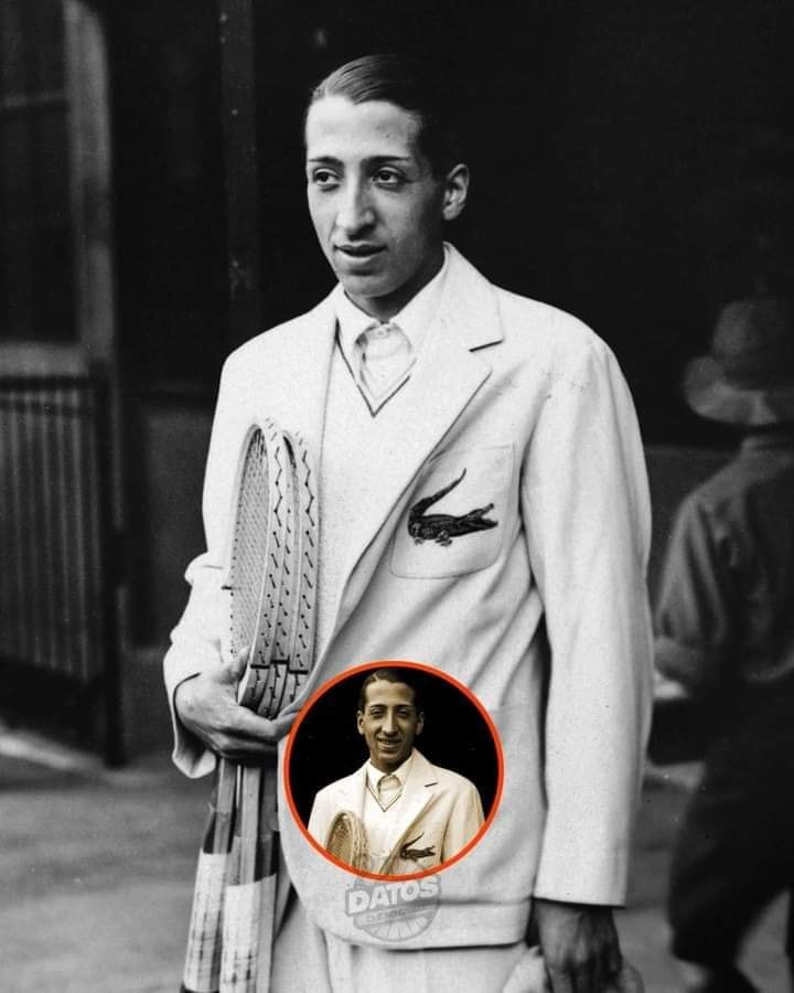 LunaGitana0333's tweet photo. ¿Sabías que Lacoste nació de una broma? 
 Jean René Lacoste, el tenista francés al que llamaban “el cocodrilo”, tenía un físico delgado y poco imponente… pero dentro llevaba la ferocidad de un depredador.

En 1923, durante un torneo en Estados Unidos, se enamoró de un lujoso maletín de piel de cocodrilo. 
 Su capitán de equipo le hizo una apuesta: 
 “Si ganás el próximo partido, es tuyo”. 

René perdió. 
 Nunca tuvo el maletín… pero se ganó el apodo.

Un periodista de Boston escuchó la historia y empezó a llamarlo “Le Crocodile” por su forma agresiva y tenaz de jugar. 
 El sobrenombre le quedó para siempre.

En esa época el tenis era un deporte de élite: camisa, chaleco y pantalón de vestir. 
 René, cansado de esa ropa incómoda, diseñó un polo de algodón fresco con cuello y mangas cortas. 

Y en el pecho… bordó un pequeño cocodrilo verde con la boca abierta.
 En 1933 lanzó su marca: 
 Lacoste.

No solo creó una prenda revolucionaria para el deporte.  
 Convirtió una broma en un símbolo.
 Hoy ese cocodrilo sigue representando lo mismo:
 Tenacidad, elegancia y carácter.
 De una apuesta perdida… a un imperio mundial.