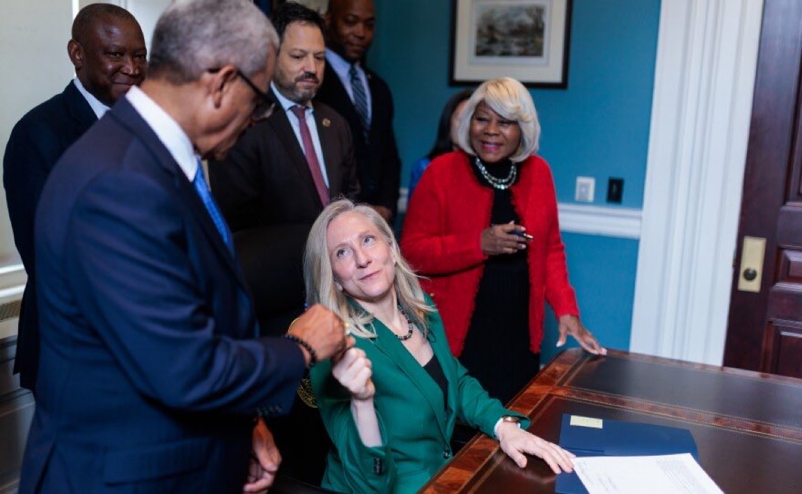 PolitiBunny's tweet photo. Why did you leave this photo out? You remember this, yes? It was taken right after you signed off on robbing millions of Virginians of our voices and votes. The gerrymandering bill? Think blue lobster.

Yeah, that was you.
Look at that smirk.

Awfully divisive of you, Abi. https://t.co/BKkguVmntU