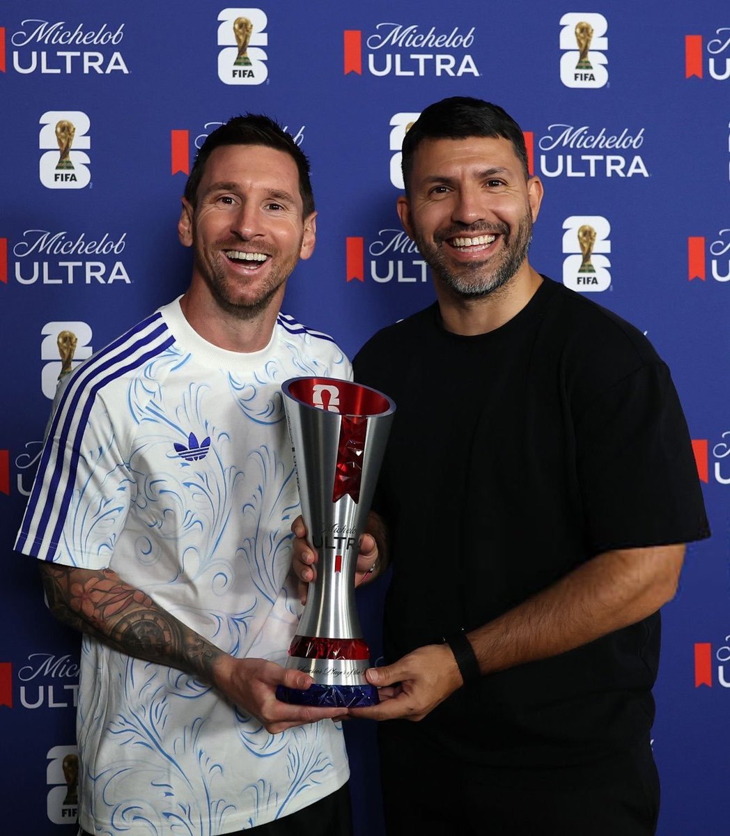 TouchlineX's tweet photo. 🚨 𝗡𝗘𝗪: It was Kun Agüero who gave Leo Messi the MOMT award after the Argentina vs. England game. https://t.co/PLjTopF5ow