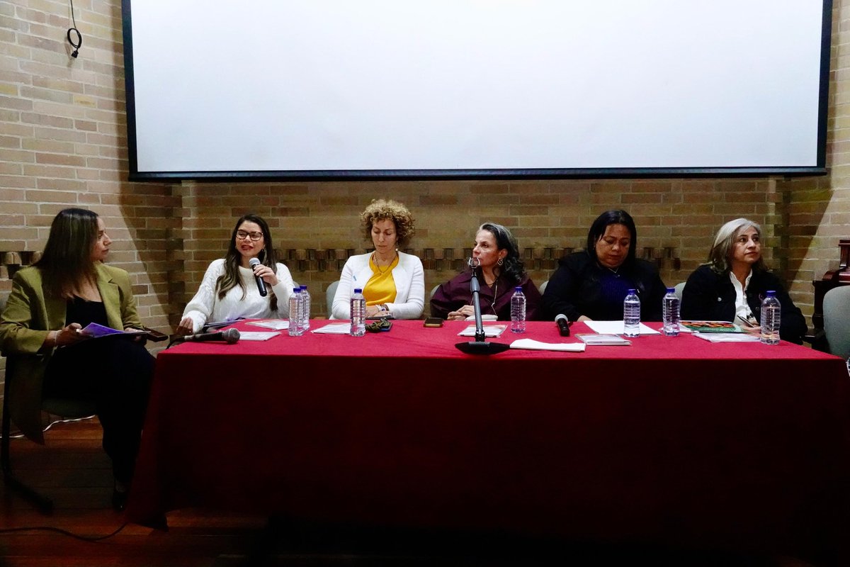 CGR_Colombia's tweet photo. 🚨En el marco del Congreso Internacional de Paz, en la @UNALOficial, se llevó a cabo el panel "SOS Niños y Niñas", donde la Contralora Delegada para Población Focalizada, Paola Aguirre, advirtió que, pese a la apropiación de cerca de $930.750 millones para la política de reparación colectiva entre 2018 y 2025, la ejecución alcanza solo el 58 % y apenas el 5 % de los Sujetos de Reparación Colectiva ha culminado su proceso de reparación.

📌 @UNICEF

#EntreLaFirmaYLaRealidad