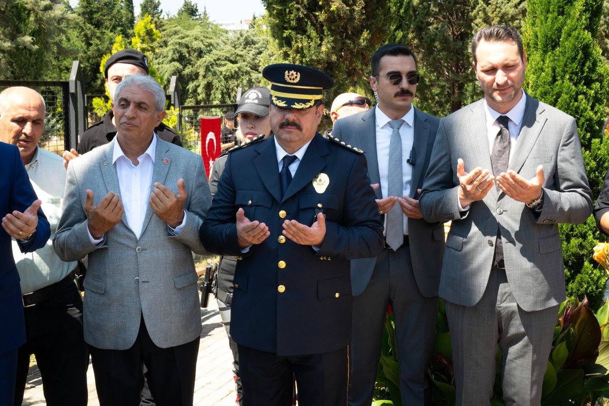 EmniyetBursa's tweet photo. İrade Bizim, Zafer Bizim 🇹🇷

15 Temmuz Demokrasi ve Milli Birlik Günü kapsamında, düzenlenen programda Pınarbaşı Şehitliği’ni ziyaret ederek aziz şehitlerimizi dualarla ve minnetle andık.

Ardından düzenlenen Demokrasi ve Bayrak Yürüyüşü, Heykel’deki Valilik Binası önünden başlayarak 15 Temmuz Demokrasi Meydanı’nda sona erdi.

🇹🇷 Aziz şehitlerimizi rahmet ve minnetle anıyor, gazilerimize şükranlarımızı sunuyor; birlik ve beraberliğimizin daim olmasını temenni ediyoruz.

#15Temmuz #DemokrasiVeMilliBirlikGünü