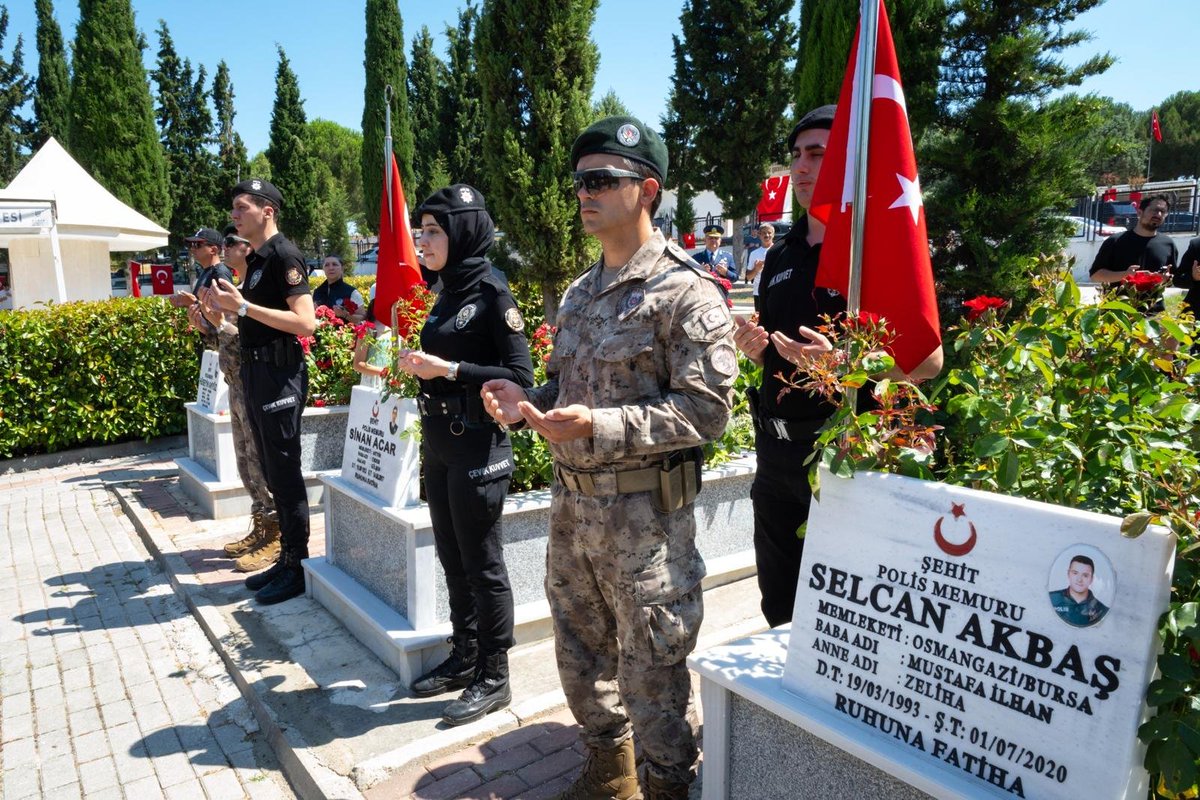 EmniyetBursa's tweet photo. İrade Bizim, Zafer Bizim 🇹🇷

15 Temmuz Demokrasi ve Milli Birlik Günü kapsamında, düzenlenen programda Pınarbaşı Şehitliği’ni ziyaret ederek aziz şehitlerimizi dualarla ve minnetle andık.

Ardından düzenlenen Demokrasi ve Bayrak Yürüyüşü, Heykel’deki Valilik Binası önünden başlayarak 15 Temmuz Demokrasi Meydanı’nda sona erdi.

🇹🇷 Aziz şehitlerimizi rahmet ve minnetle anıyor, gazilerimize şükranlarımızı sunuyor; birlik ve beraberliğimizin daim olmasını temenni ediyoruz.

#15Temmuz #DemokrasiVeMilliBirlikGünü