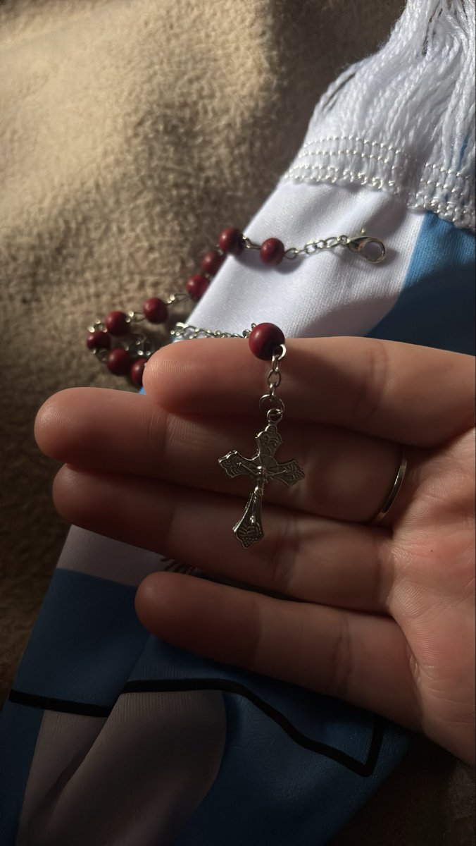 prisciperotti's tweet photo. En el mundial pasado, en el de ahora. Mi Dios, mi virgencita y mi gauchito. GRACIAS falta un pasito más 😭🩵🇦🇷 https://t.co/NqHsTNekWo