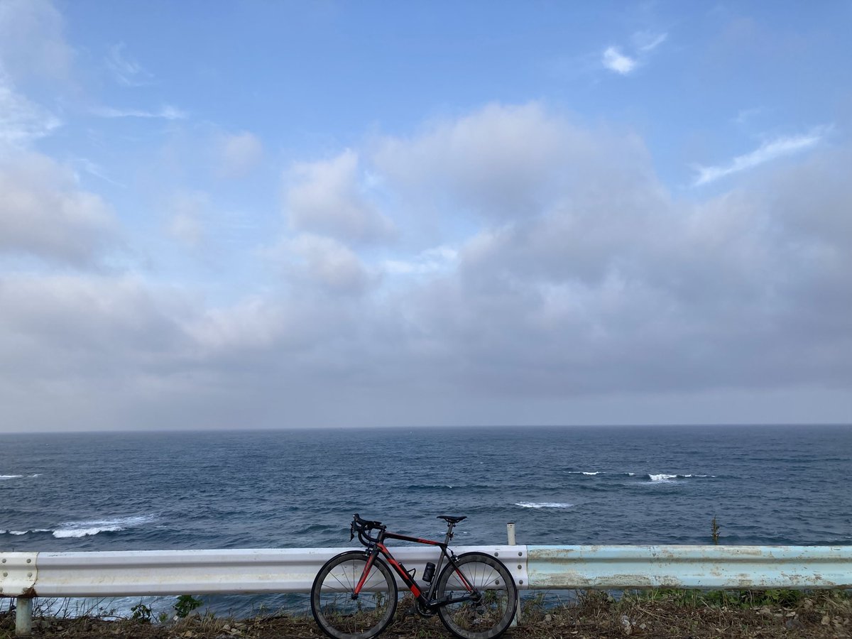 okj120630's tweet photo. 202607160636。曇り。南風。波2m。雨上がりで路面乾きかけ。湿度高く空気が重い感じ。
#AlpeDhuez01 #roadbike https://t.co/AvfDT3FSr3