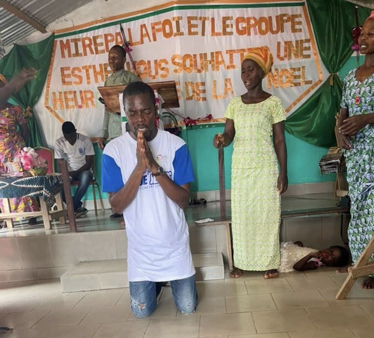 FofanaAmal's tweet photo. S’agenouiller tout les dimanches à l’église pour au final être content que voir sont semblables malade lol 🚶🏾‍♂️‍➡️

Tu crois que c’est en faisant ça Dieu va soigner ta maladie ( sida ) ?
#Himra https://t.co/58bPETXaLi