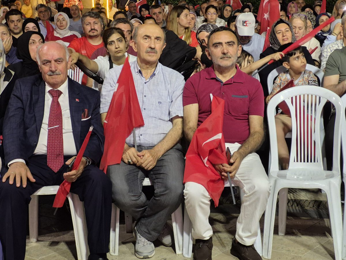 mkemalbaykal's tweet photo. 📍Kâğıthane Meydanı🇹🇷🇹🇷🇹🇷

15 Temmuz Demokrasi ve Milli Birlik Günü kapsamında belediyemizin Kâğıthane Meydanımızda düzenlediği anma programına katılıp 
Demokrasi nöbetimizi tuttuk

Bu vesileyle 
Şehitlerimizi rahmetle yâd ediyor, gazilerimize şükranlarımı sunuyoruz 🇹🇷 https://t.co/kNu88qHov9
