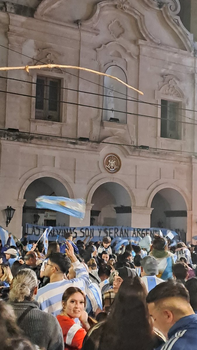 jimndpity's tweet photo. la bandera en la puerta de la iglesia sisi señores las malvinas son y serán argentinas https://t.co/wFcOENPZOW