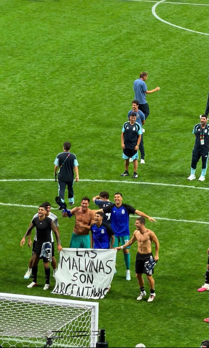 CesarMassi's tweet photo. Esta bandera va a quedar en la historia. Y cada vez que la veamos nos vamos a acordar de ustedes censurándola... por "mensaje de odio".
La bandera va a quedar en la historia, si.
Y ustedes siempre del otro lado. https://t.co/n8YfE1YoDw