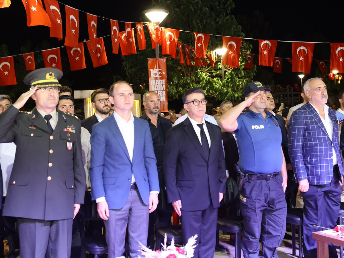 bucakalimurat82's tweet photo. Kaymakamımız Sayın Salih Sak, kıymetli protokol üyelerimiz ve çok sayıda hemşehrimizin katılımıyla, 15 Temmuz Demokrasi ve Millî Birlik Günü dolayısıyla Ofis Kültür Parkı’nda düzenlenen anma programında bir araya geldik.

Kur’an-ı Kerim tilaveti, ilahiler, dualar ve d��zenlenen etkinliklerle; vatan uğruna canlarını feda eden aziz şehitlerimizi rahmetle, kahraman gazilerimizi ise minnet ve şükranla yâd ettik.

15 Temmuz, milletimizin iradesine ve bağımsızlığına sahip çıktığı kutlu bir direnişin adıdır. O gece yazılan destanı unutmadık, unutturmayacağız.

Rabbim birlik ve beraberliğimizi daim, devletimizi payidar eylesin. 🇹🇷

#15Temmuz #DemokrasiVeMilliBirlikGünü #Siverek