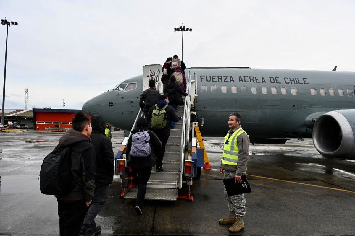 FACh_Chile's tweet photo. Boeing 737 #FACH traslada a estudiantes universitarios hacia la Región de #Aysén durante las vacaciones de invierno, conectando #Santiago, #PuertoMontt y #Coyhaique y contribuyendo a la conectividad con la zona austral del país. https://t.co/4uPkPpZrEv