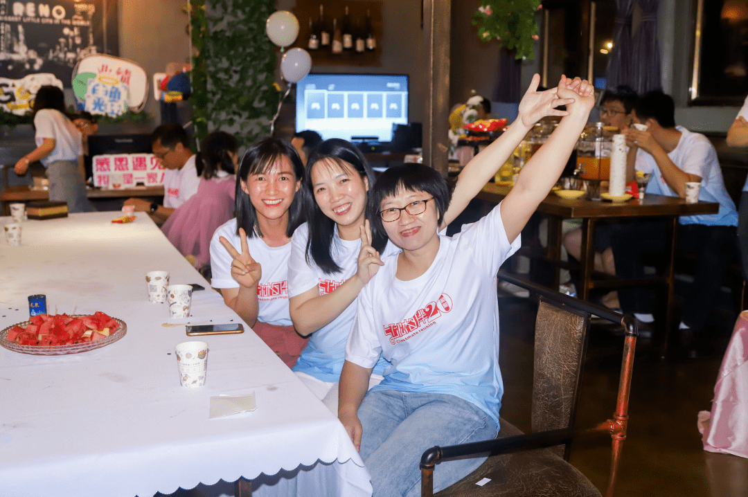QmvSxEe2x50Ibbe's tweet photo. Finally catching up with old friends after months of busy days – laughter, old stories and way too much pizza. Nothing hits better than this. https://t.co/ukJV69t2lI