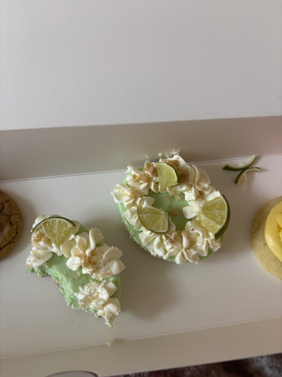 fionaapplescock's tweet photo. A question for the Mormons: #DaFuck I meant to do with the lime rinds. Do you guys eat them? I’ve been taking off the limes and putting the rinds aside. Also had to fix that uggo lime for the close up cuz it was lowkey fire 🔥 https://t.co/we2yfenX6d