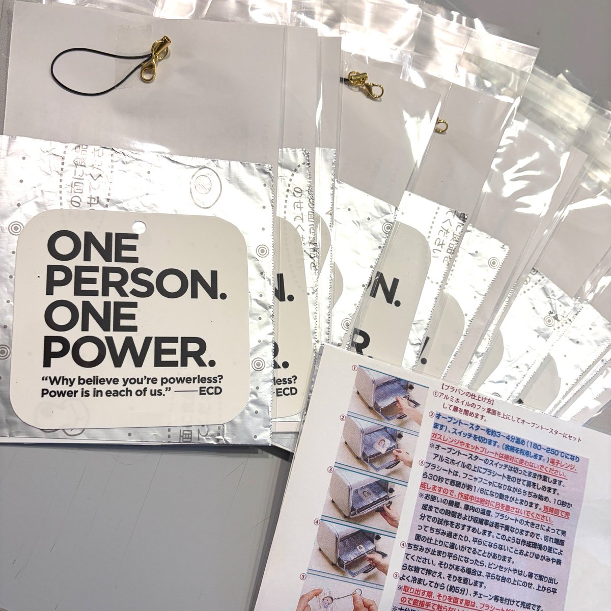 hane_hane_00's tweet photo. OneParsonnOnePowerのデザインをされた川名潤様からお墨付きいただきました〜😆

裏面を自由にデザインし自宅のオーブントースターで縮めて貰う形で、プラ板ストラップのワークショップします。
#だって夏だカラ・スマいるしようよ0801 
8月1日
完成品も用意して、四条烏丸南西角でお待ちしてます😊 https://t.co/coxTfLDSxS