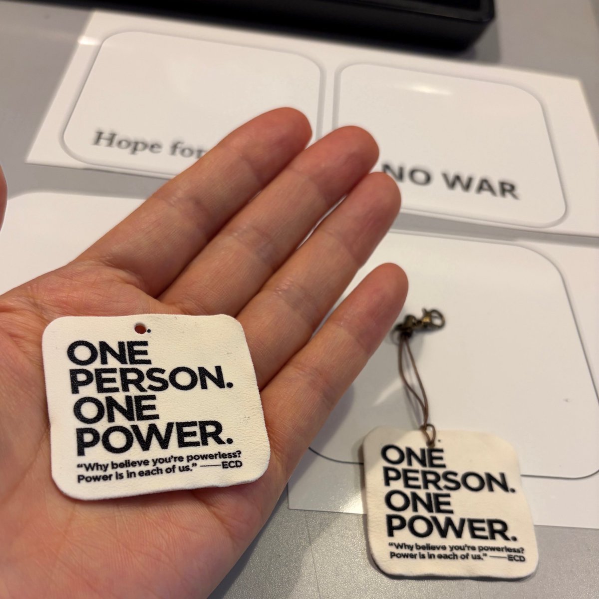 hane_hane_00's tweet photo. OneParsonnOnePowerのデザインをされた川名潤様からお墨付きいただきました〜😆

裏面を自由にデザインし自宅のオーブントースターで縮めて貰う形で、プラ板ストラップのワークショップします。
#だって夏だカラ・スマいるしようよ0801 
8月1日
完成品も用意して、四条烏丸南西角でお待ちしてます😊 https://t.co/coxTfLDSxS