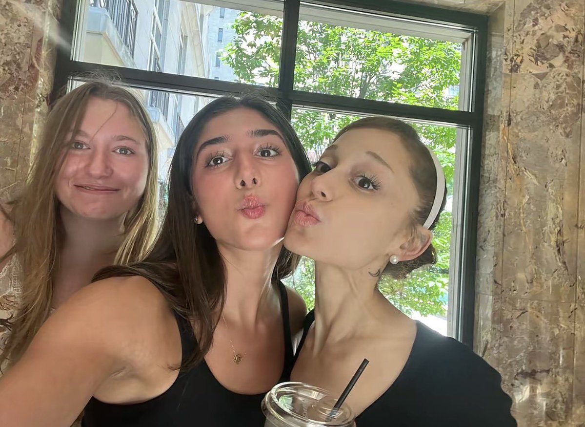 esontour's tweet photo. Ariana with fans recently on her day off ♡ https://t.co/5eYjxQ8g11