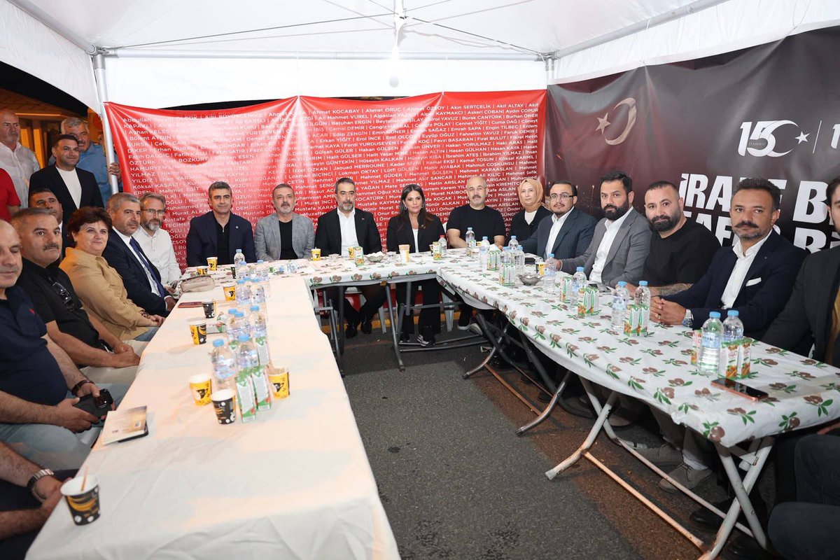 Mstafa_Ozcan's tweet photo. Demokrasi Nöbetimiz devam ediyor🇹🇷

Önceki Dönem Çalışma ve Sosyal Güvenlik Bakanımız Milletvekilimiz Sn. @jsarieroglu , İl Başkanımız Sn. @hakanhanozcan ve Belediye Başkanımız Sn. @MuratErcan0606 ile Sincan Belediyemizin çadırındayız.

#15Temmuz https://t.co/Ua1xemwuQy