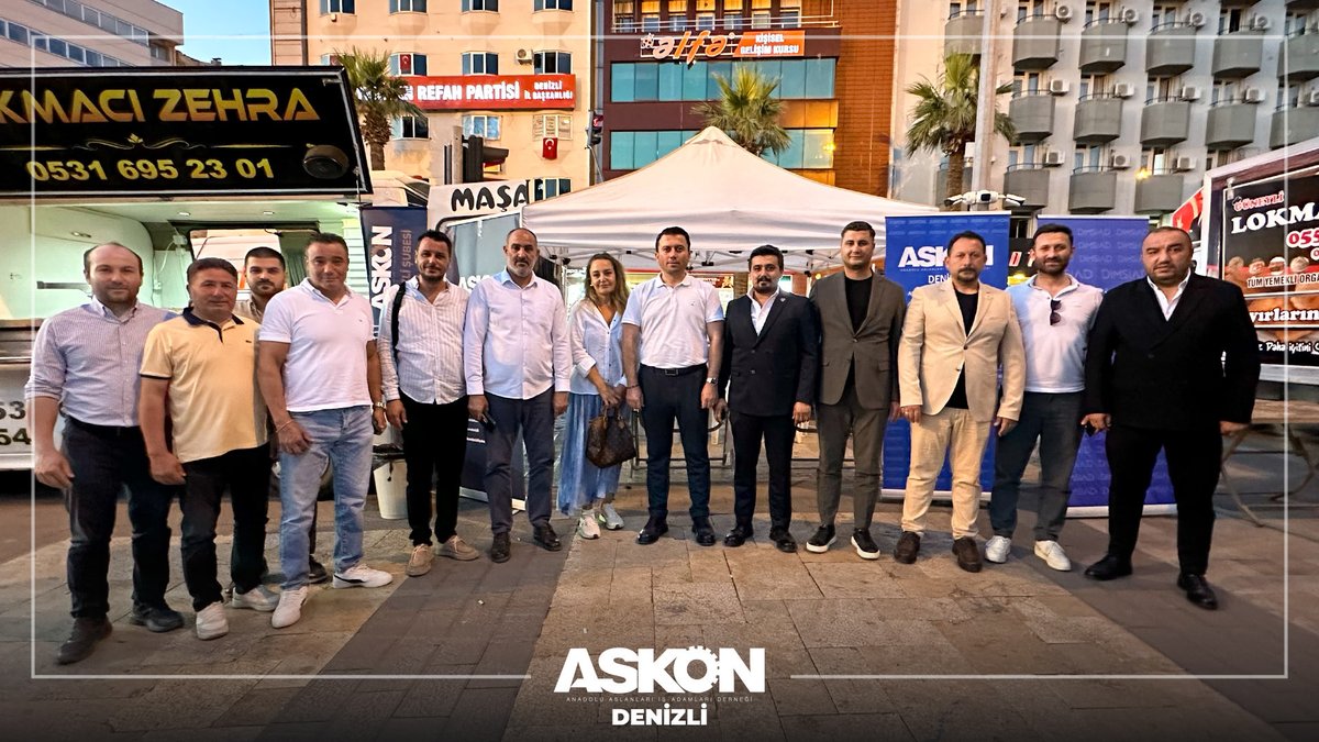 AskonDenizli20's tweet photo. 15 Temmuz'da meydanlardaydık! 🇹🇷

Şube Başkanımız Sn. Uğur Küçük ve yönetim kurulumuzla Delikliçınar Şehitler Meydanı'ndaki ikram hayrımızda hemşehrilerimizle buluştuk. 

Aziz şehitlerimizi rahmet ve dualarla yâd ettik. İrade Bizim, Zafer Bizim!

@orhanaydin @UgrKucuk 

#15Temmuz https://t.co/oplJTrygtI