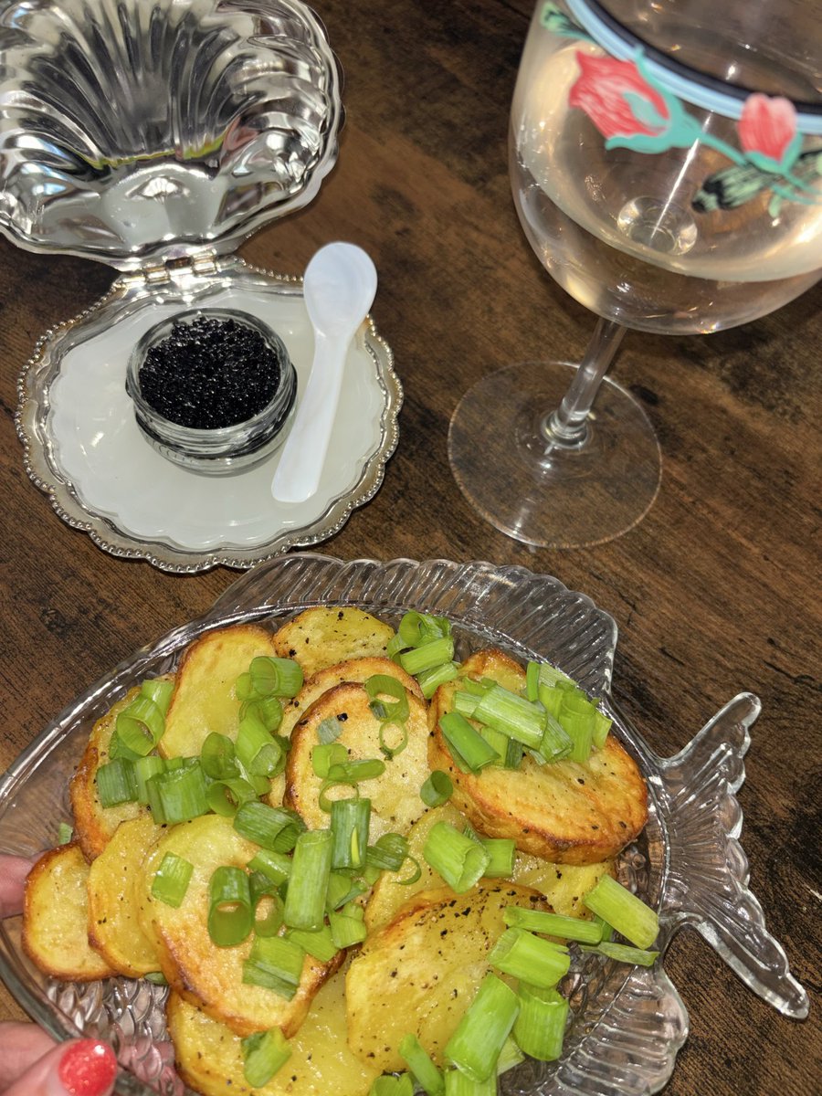 itsroselynxo's tweet photo. Post cam girl dinner 🍾✨ https://t.co/A9IfDJYXRd