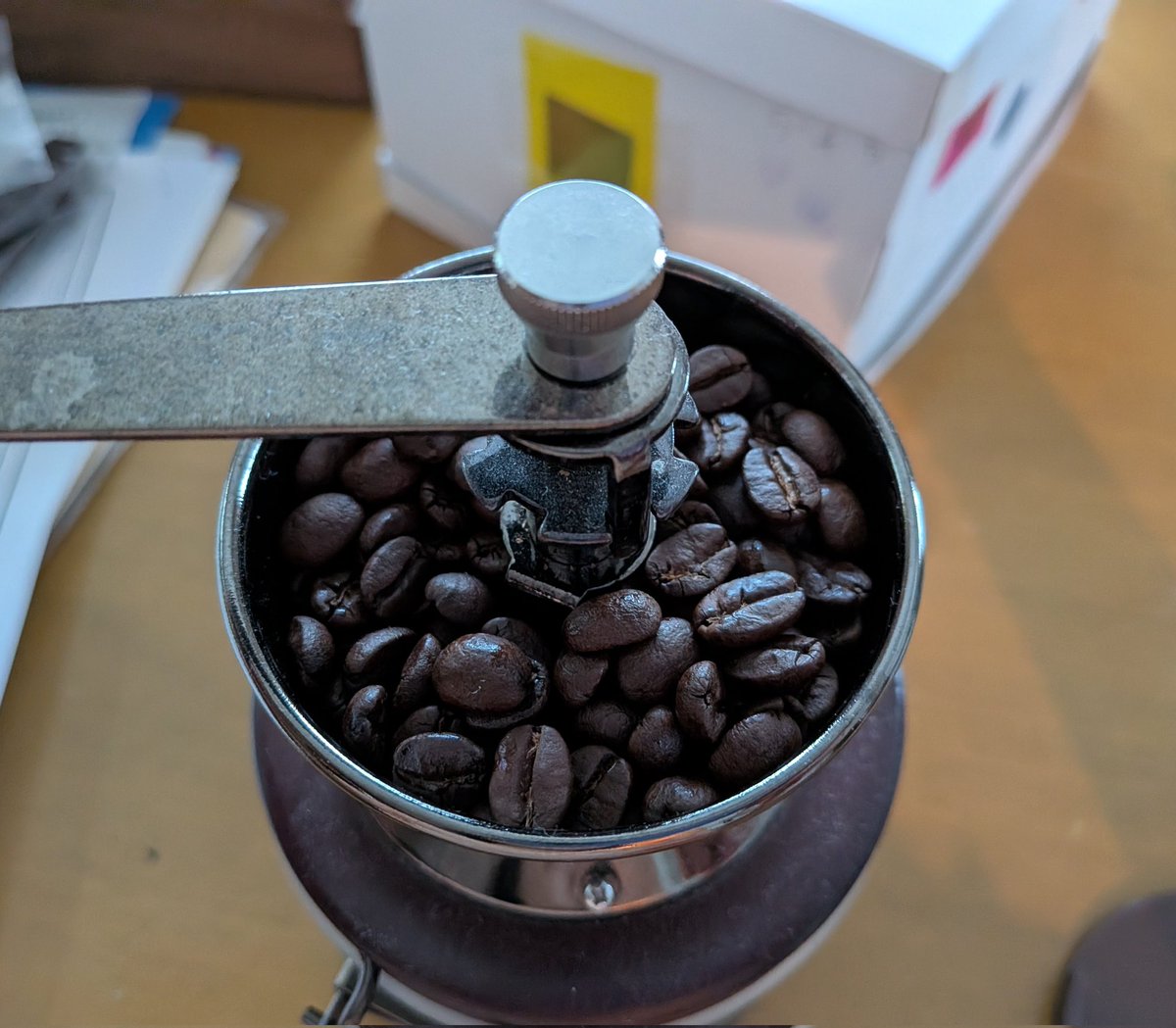 narunarucafe's tweet photo. おはようございます。今日は手挽きです。そして観葉植物に囲まれながらドリップして普段遣いのカップに注ぐ穏やかな休日。。。とはいきません💧夏休み前で子供達が持ち帰った物の整理やいつもの家事やお店の準備。そして今日は19時〜ドラッカー勉強会です。4名参加予定。お時間のある方は是非♪ https://t.co/jpLXQSfNn6