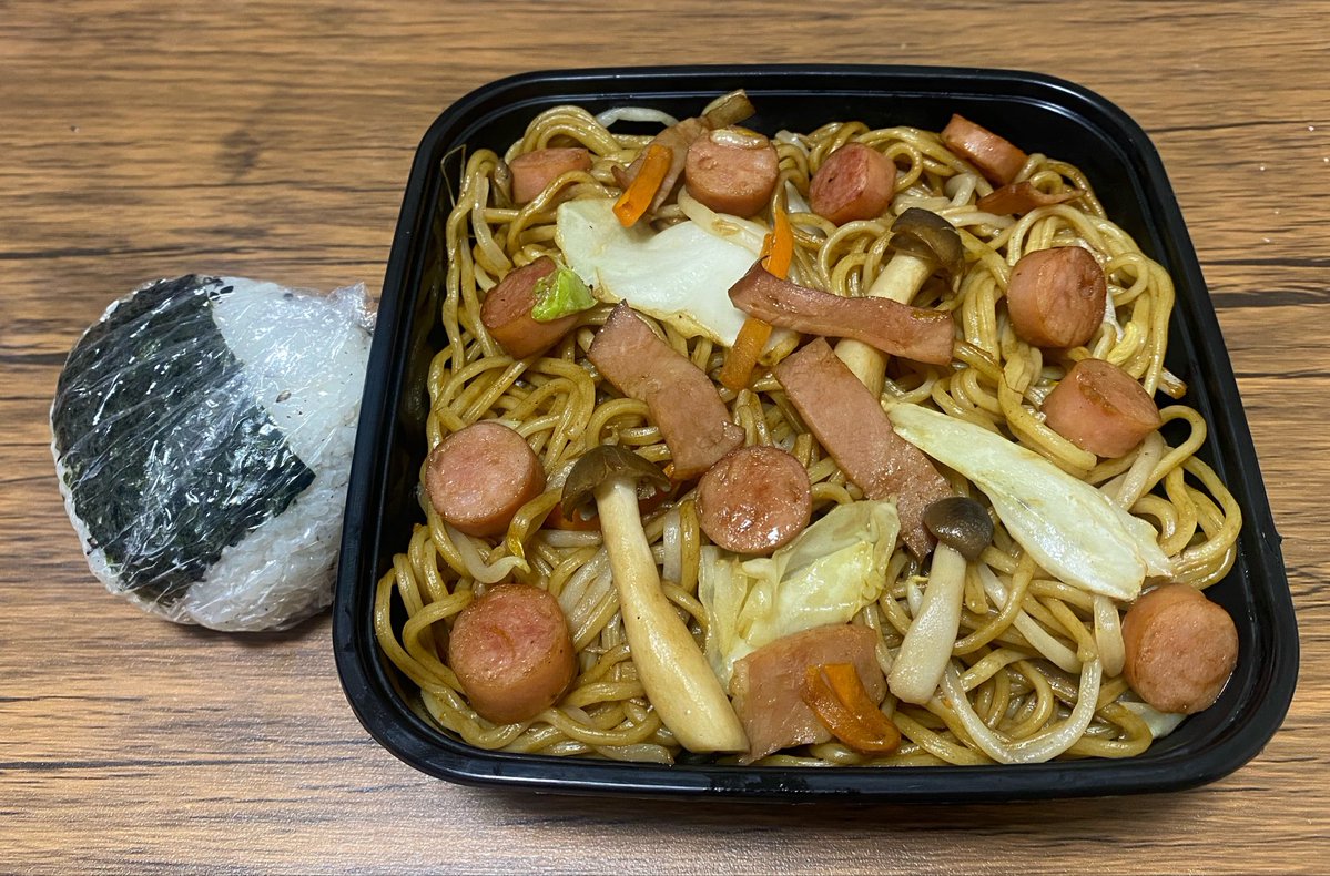 tkascndr's tweet photo. 今日は焼きそばプチおにぎり🍱
上様は麺がお好きな様です😁

#今日のお弁当 https://t.co/WT9hA7FW3r