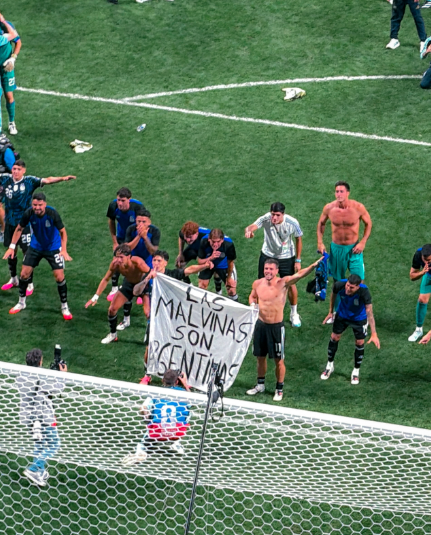 clarincom's tweet photo. “LAS MALVINAS SON ARGENTINAS”: EL FESTEJO PROHIBIDO TRAS EL TRIUNFO ÉPICO

Giovani Lo Celso y Lisandro Martínez mostraron sobre el campo una bandera con la frase “Las Malvinas son argentinas”, pese a la prohibición de ingresar al estadio con banderas, camisetas o carteles alusivos a las islas. El gesto podría derivar en una sanción de la FIFA.

(+) en Clarín: https://t.co/SkICsfElUA