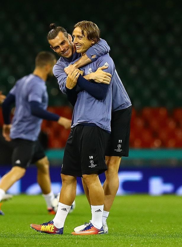 modricbrasilero's tweet photo. bale i ele juntinhos demais https://t.co/0N1yC2ZpZQ