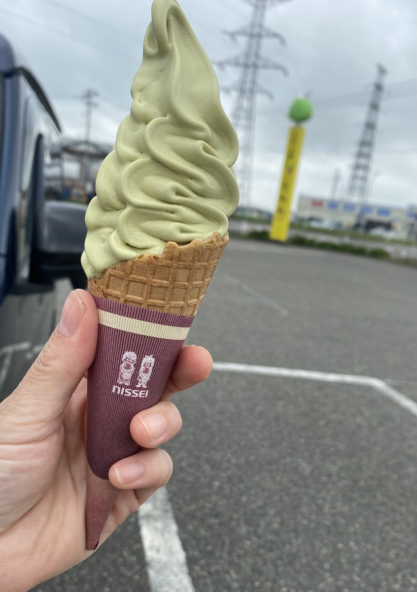RIKA53247404's tweet photo. おはようございます。

なんだがキツそうな寝方。首が痛くないのかい？はくにゃん🐱何度声をかけても固まったまま…

久しぶりの抹茶🍦

#猫のいる暮らし　#散歩猫　#保護猫

#産直たわわ　#抹茶ソフトクリーム https://t.co/x17Zr4FMN2