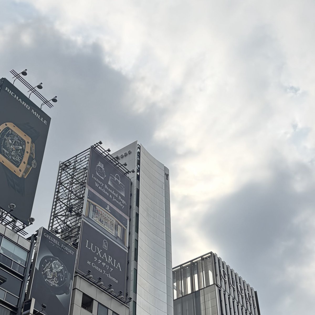 tsd225's tweet photo. おはようございます🌤️
7/16 木曜日 今朝の銀座は薄い雲が広がっています
だんだん日差しが届いてきて、危険な暑さになるそう
午後はにわか雨や雷が発生する可能性があるので、晴雨兼用傘を持ってのお出かけがオススメです

今日も1日、元気に楽しく頑張りましょう
#企業公式が毎朝地元の天気を言い合う https://t.co/ehhgjp0DTg