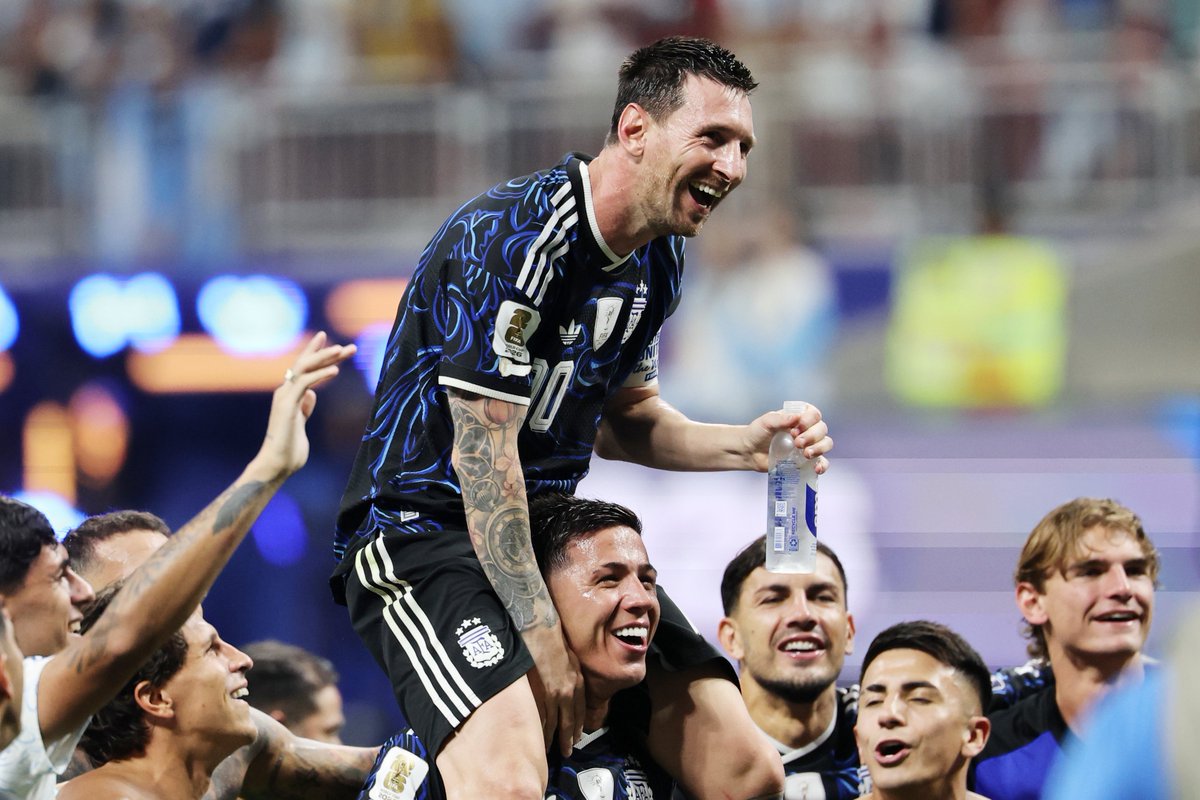 asahi_photo's tweet photo. 【写真まとめ】アルゼンチン決勝へ　W杯準決勝
https://t.co/QcOKgmUkKx
サッカーW杯北中米大会は16日、準決勝が行われ、#アルゼンチン がイングランドに逆転勝利。イングランドは先制したものの、アルゼンチンは ＃リオネル・メッシ の２アシストの活躍で逆転しました（竹） https://t.co/11ddSh9dQ0