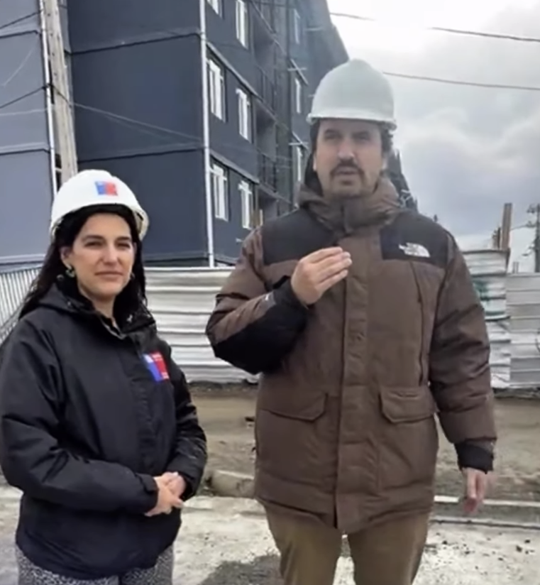 Minvu's tweet photo. 12/12 Los Lagos 🏡 Aunque no existe alerta decretada en la región, los equipos mantienen labores preventivas y realizaron inspecciones en proyectos habitacionales de Puerto Montt para verificar su correcto funcionamiento ante eventuales precipitaciones. 🌧️💪 https://t.co/0BdOe6XNRW