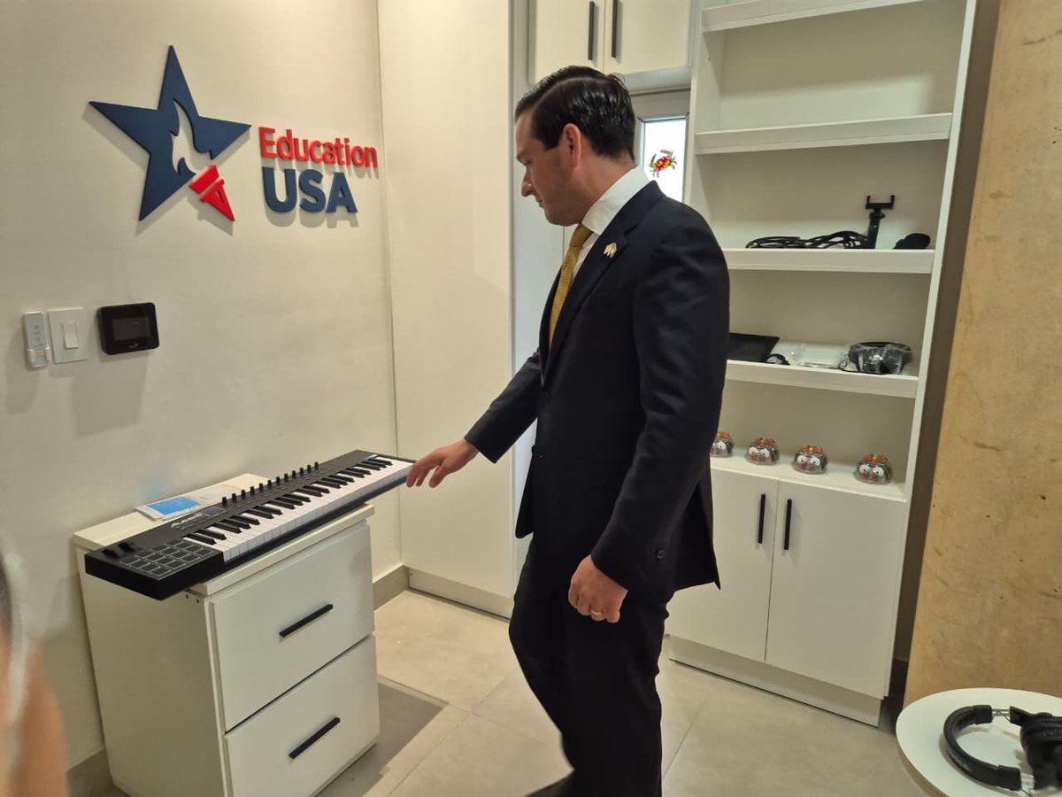 USAmbassadorPAN's tweet photo. Hoy inauguramos el nuevo Rincón ClubHouse en Panama American Center junto a @senacyt y @ciudaddelsaber. Con el respaldo de EE.UU., este nuevo espacio de aprendizaje STEAM ayudará a brindar a los estudiantes las habilidades necesarias para tener éxito en la economía digital. Bajo el liderazgo del presidente Trump, estas inversiones fortalecen las colaboraciones tecnológicas confiables, apoyan cadenas de suministro seguras y refuerzan el liderazgo económico y tecnológico de Estados Unidos a largo plazo.