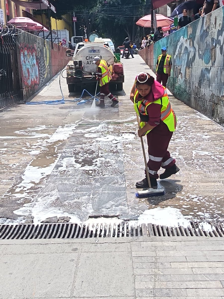 ach_CDMX's tweet photo. Realizamos jornada interinstitucional de recuperación del espacio público en coordinación con @SEBIEN_cdmx , IAPP, @SOBSECDMX , #SectorCentro.
Los puntos intervenidos fueron Emiliano Zapata y Santísima
Seguimos trabajando para ti.
#NosVemosEnElCentro #FyP https://t.co/3sIZFooAOf