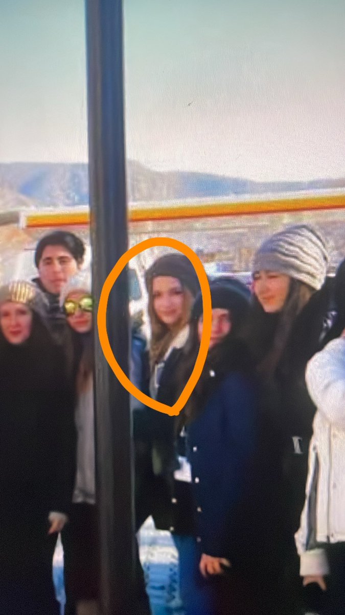 dreamoonlightt's tweet photo. Ecrin su cobanin ceren yanikliligi nerden geliyor kiz basindan beri bebek gibiymis bide utanmadan kizi yasindan vurmaya calismis rezil
 #daha17 https://t.co/R0ANDal9FY