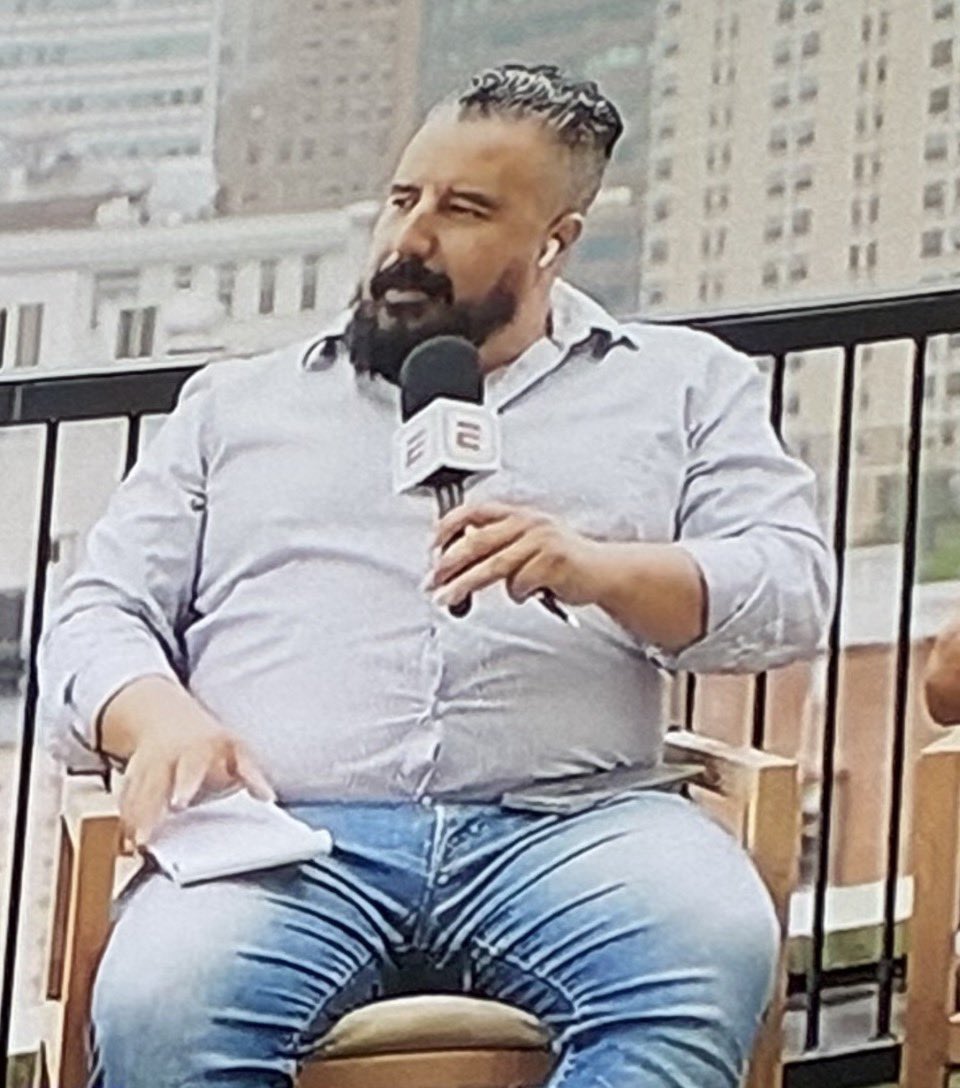 JuanCPacheko's tweet photo. @ESPNmx Cómo es posible que conserven a este patético apátrida @AlvaritoMorales que denosta a deportistas sin argumentos, trayectoria, conocimiento y cómo es posible que lo saquen a cuadro a puerco completo donde sus compañeros. Si lo van a exhibir que sea su 🐷 https://t.co/xdDRNqjtOJ