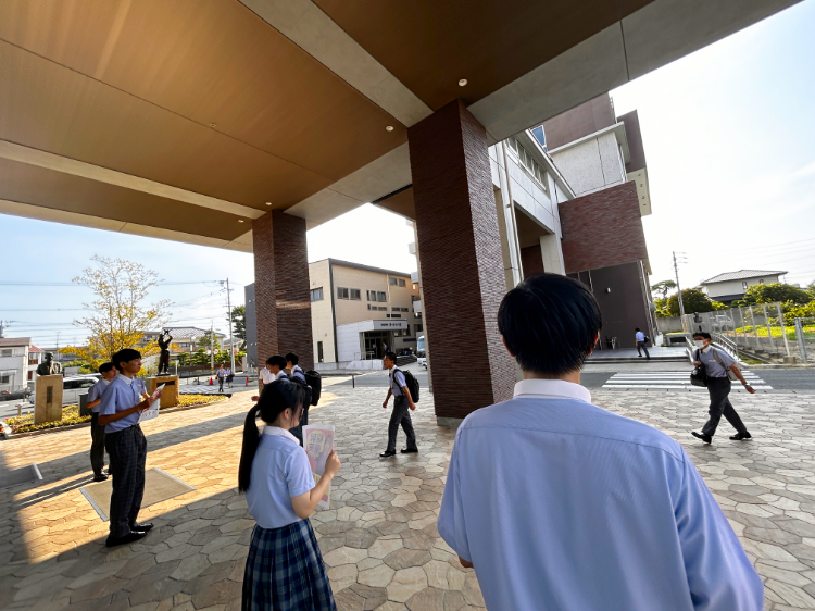h_shugakusha's tweet photo. 本日行われる生徒会選挙を前に立候補者がエントランスで挨拶運動を行っていました📣
登校する生徒一人ひとりに元気よく声をかけ、自分の思いや意気込みを伝えていました✨
本日の生徒会選挙にも注目です🗳️
#浜松修学舎 #生徒会選挙 #挨拶運動 #学校生活 https://t.co/F5l5Kftmov