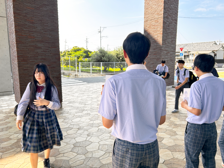 h_shugakusha's tweet photo. 本日行われる生徒会選挙を前に立候補者がエントランスで挨拶運動を行っていました📣
登校する生徒一人ひとりに元気よく声をかけ、自分の思いや意気込みを伝えていました✨
本日の生徒会選挙にも注目です🗳️
#浜松修学舎 #生徒会選挙 #挨拶運動 #学校生活 https://t.co/F5l5Kftmov