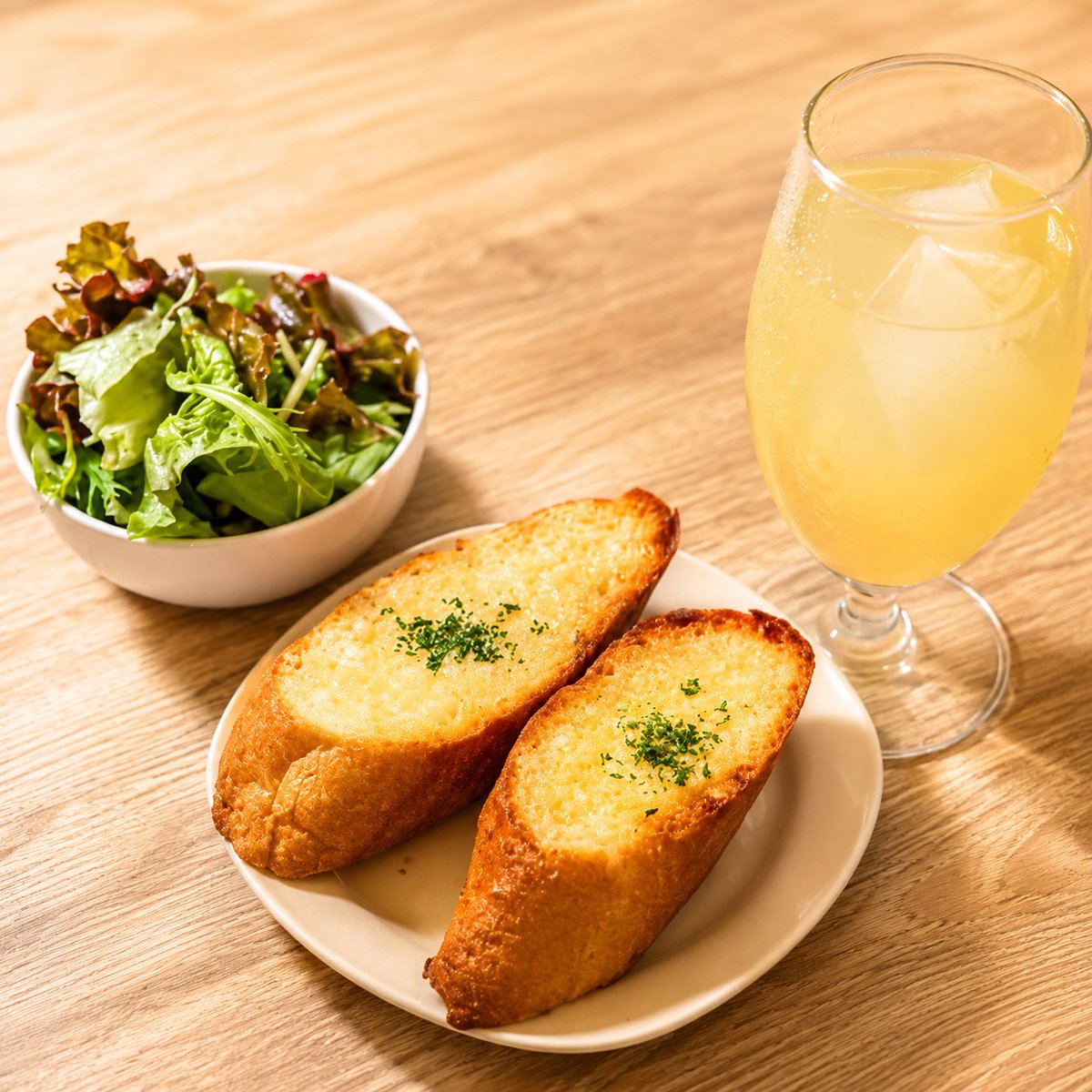 kitchen_masa1's tweet photo. 主役級の脇役ですチーズガーリックトースト！✨
　
晴見町商店街のキッチンマサです🍳
　
当店自慢の「チーズガーリックトースト」🥖🧀
香ばしいガーリックと濃厚チーズが相性抜群で、パスタソースにディップしても美味しい一品です🤤
　
さらにお得なセットもご用意！
🥗ソフトドリンクとミニサラダの【パスタセット】
🍻お酒とミニサラダの【晩酌セット】
　
トーストはお酒のおつまみにも最高ですよ🔥
口コミでも嬉しいお言葉をいただいておりますので、実際のご感想をぜひご覧ください👇✨
　
https://t.co/ZH1pqqouPf
　
本日もお待ちしております！🏃‍♂️💨😊
　
📍府中市・晴見町商店街（京王線府中駅、JR武蔵野線北府中駅から徒歩10分ちょっと👟）
🕚 月〜金：11:00〜21:30
🕐 土曜：11:00〜15:00
⛱ 日曜：定休日
