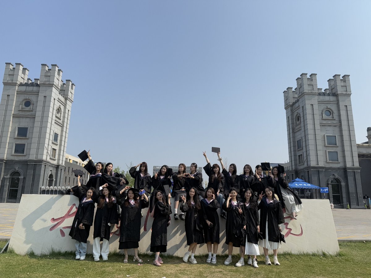 hanmin9865's tweet photo. Senior year wrap-up  Handed in my final thesis, hugged my lab mates goodbye, and today I’m officially a 2024 grad. Grateful for every late night + tiny win along the way. Next stop: new chapter. https://t.co/U0Rla7IYxx