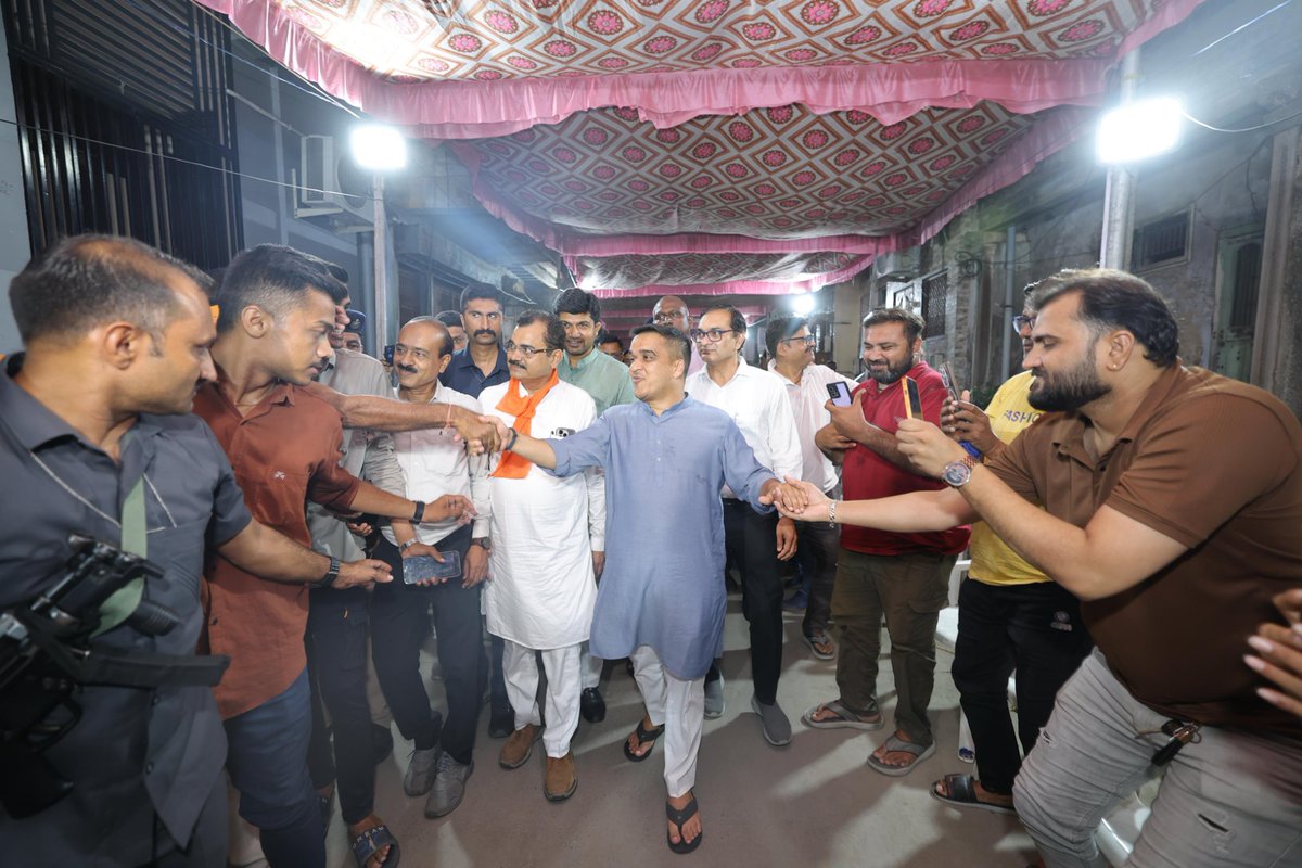 sanghaviharsh's tweet photo. जगन्नाथ रथ यात्रा से पूर्व सरसपुर में वर्षों से चल रहे विभिन्न भंडारों का देर रात्रि दौरा किया। भगवान श्री जगन्नाथ जी का भोग लाखों श्रद्धालु श्रद्धा और प्रेमपूर्वक ग्रहण करते हैं। रथ यात्रा को लेकर समस्त श्रद्धालुओं में अद्भुत उत्साह और आस्था का वातावरण है।

#RathYatra https://t.co/kyJzNGaG6o