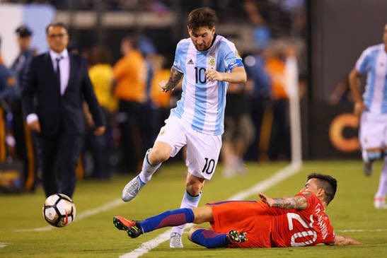 bullalvaro23's tweet photo. Agradezcan zorras qlas agradezcan que por charles aranguiz messi NUNCA bailó a chile. 
El monstruo ese bailó a toda la liga española, a toda europa por champions y a todo el mundo por la selección, pero nunca al 20 👑 https://t.co/yO4rpVJ8yz