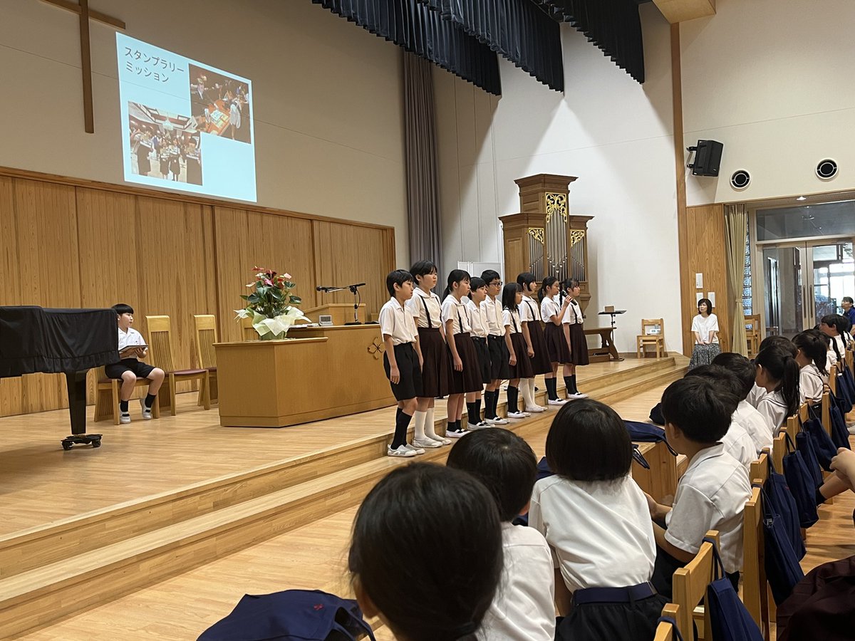 KyoaiES's tweet photo. 【5年生 イングリッシュキャンプ報告会🌿】
7月15日の礼拝で、5年生がイングリッシュキャンプでの学びを発表しました。英語でのレッスンやアクティビティを紹介し、感じたことや成長を自分の言葉で伝えました。オールイングリッシュでの挑戦を堂々と語る姿に、全校児童も真剣に耳を傾けていました。✨ https://t.co/9JduZ7ymDW