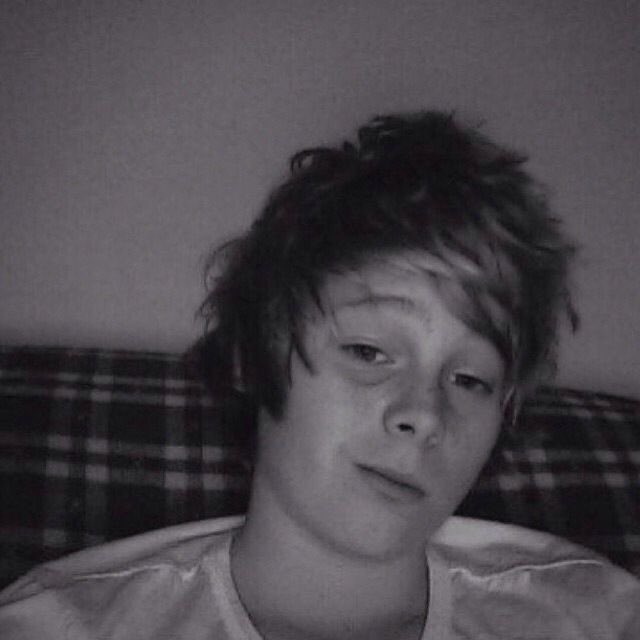 heyimnatok's tweet photo. HAPPY BIRTHDAY #lukehemmings !! https://t.co/acQz62QIHj